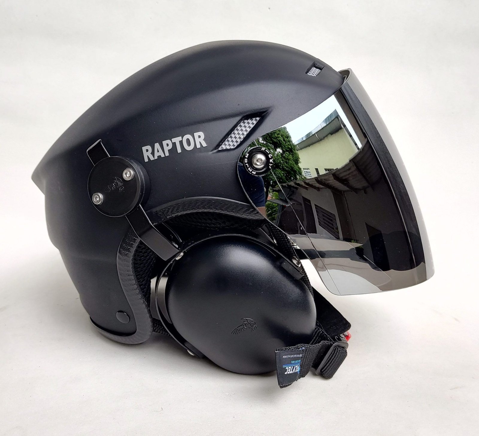 CAPACETE RAPTOR COR PRETO FOSCO COM VISEIRA MODELO FULL FACE E SISTEMA DE PRENDER A FONIA MODELO FLYTEC - Imagem 20